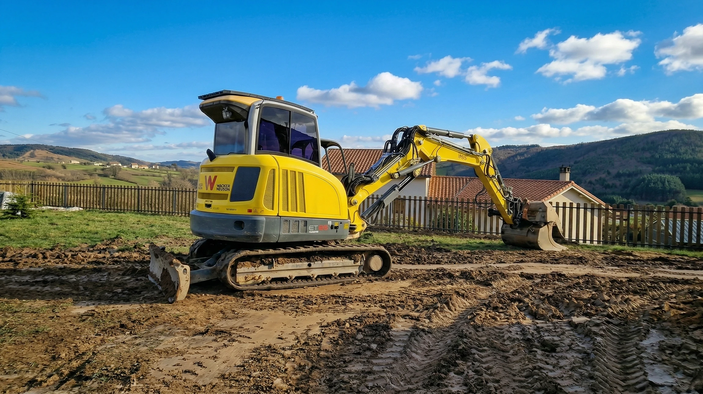 Chantier de terrassement en plein air avec pelleteuses hydrauliques jaunes en activité