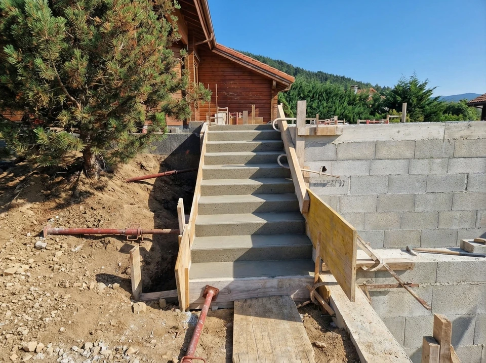 Chantier de construction résidentielle en cours, façade en briques avec isolation thermique extérieure visible